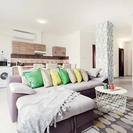 Grand Penthouse Apartment *